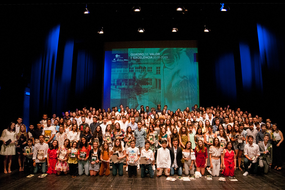 Secundária Eça de Queiroz Distinguiu Alunos de Excelência e Valor