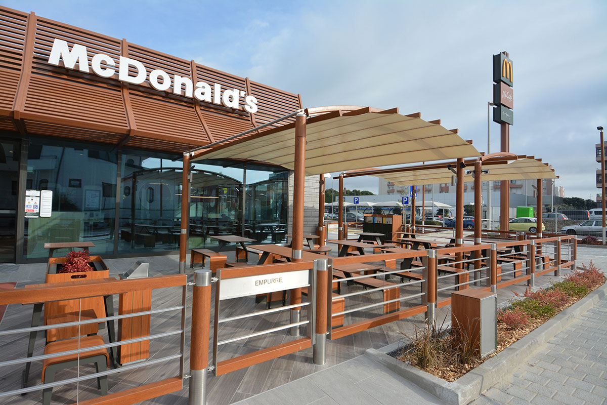 McDonald’s Para O Servir com Eficiência em Aver-o-Mar