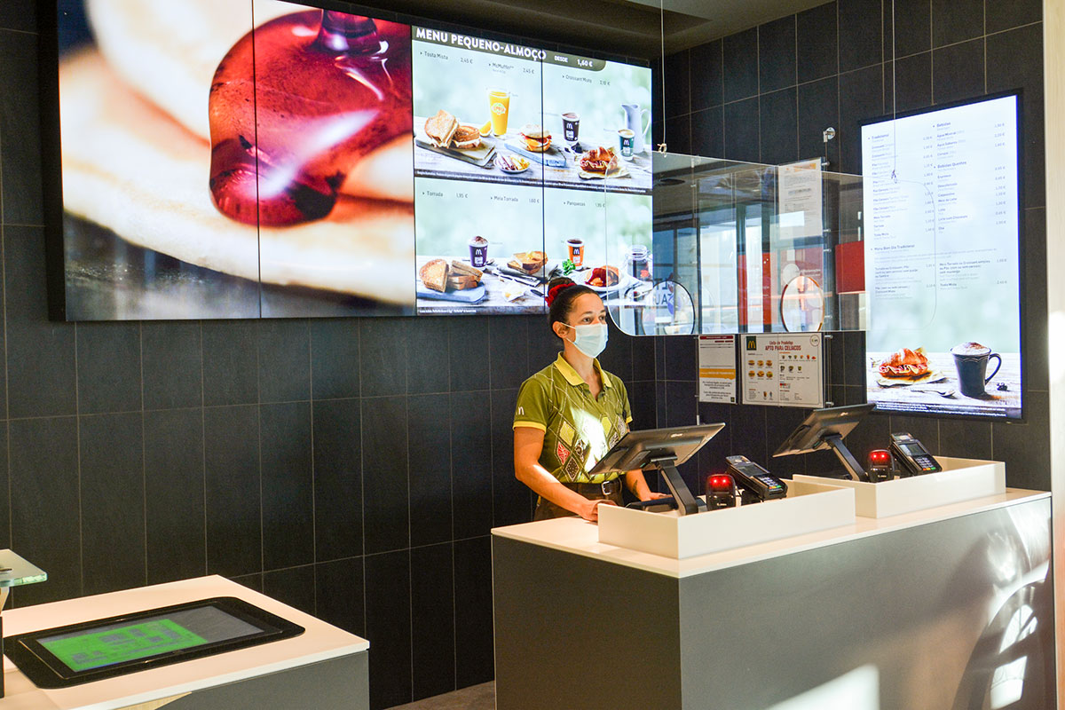 McDonald’s Para O Servir com Eficiência em Aver-o-Mar