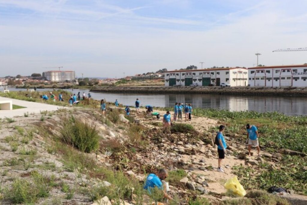 Voluntários Limpam Margem do Rio e Praia da Guia