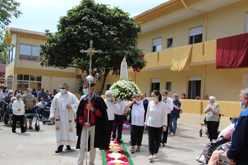 Procissão da Senhora de Fátima nos Jardins da Santa Casa