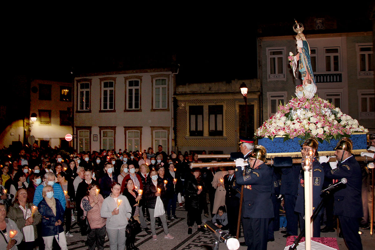 A Senhora da Saúde Saudada à Chegada pelos Fiéis