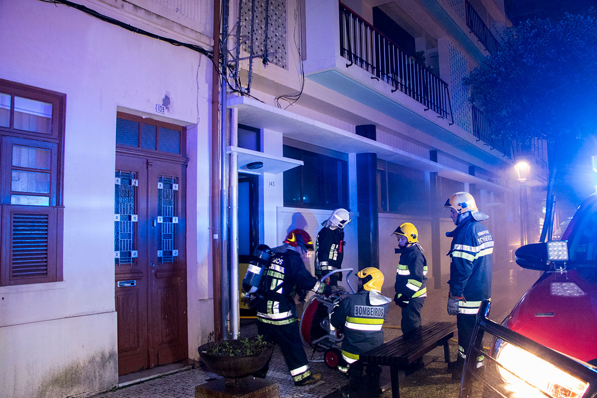 Incêndio Urbano Causa Alarme no Centro da Cidade