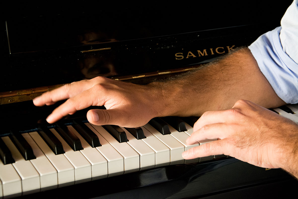 A Música Entre os Dedos e um Piano