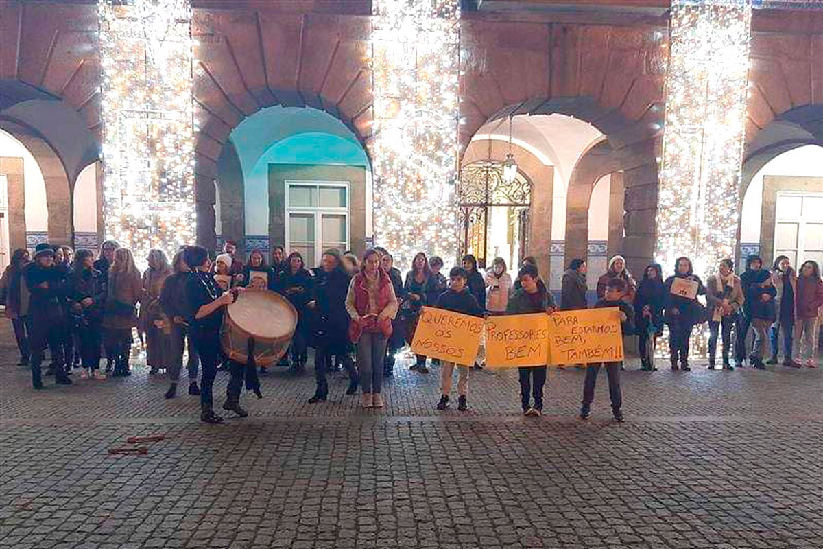 Professores Manifestam-se Frente à Câmara Municipal
