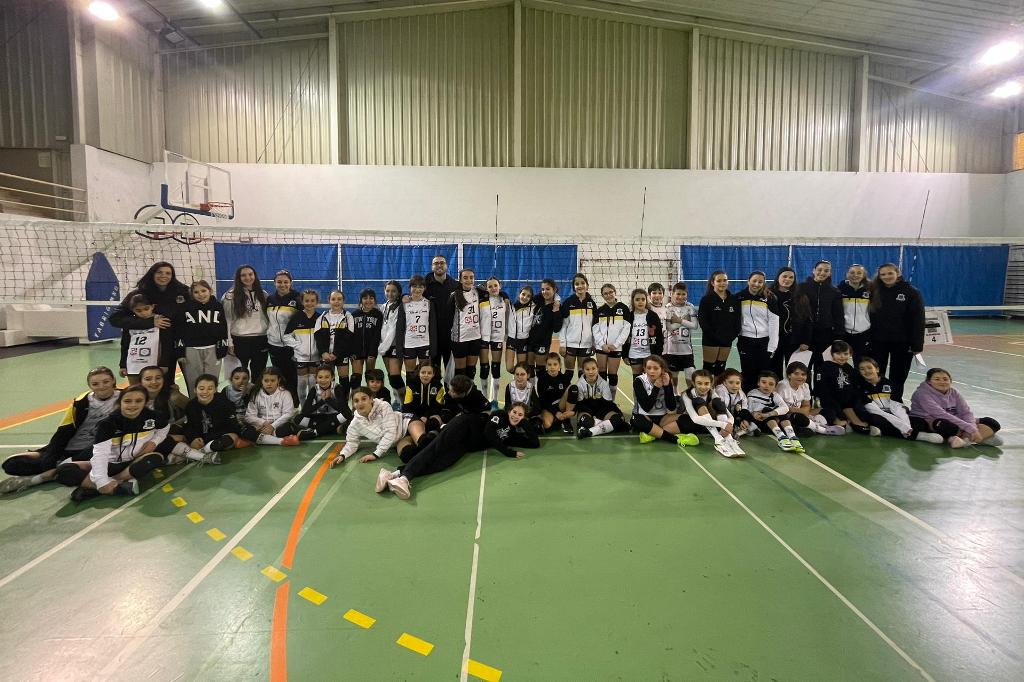 Minivoleibol do Ginásio Vilacondense Vence Torneio de Ano Novo