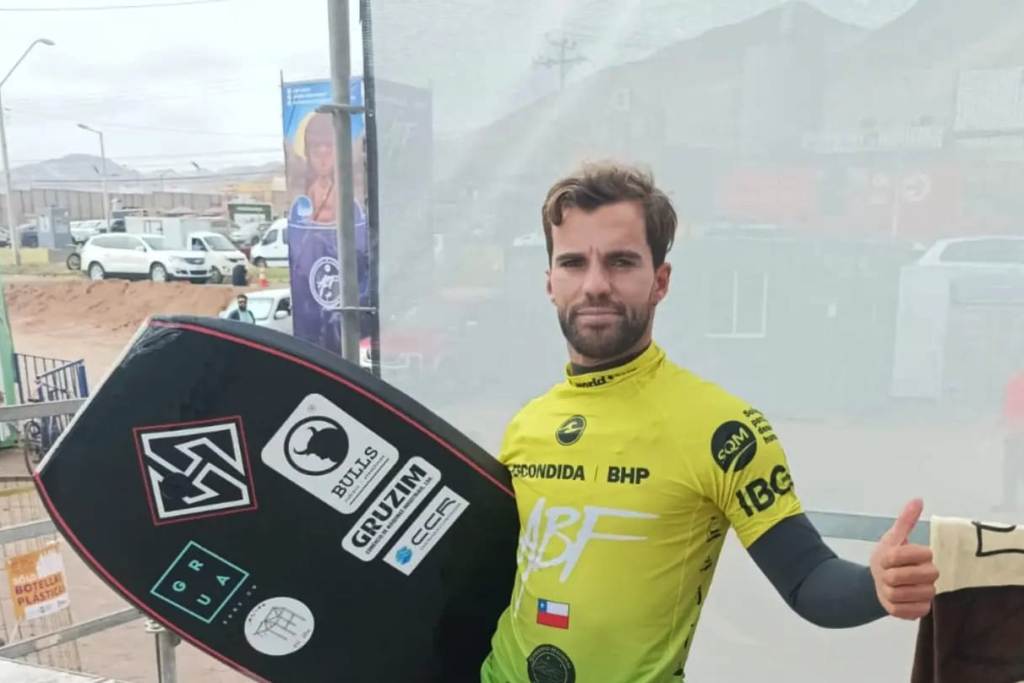 Atletas do Naval a Voar nas Águas do Mundial de Bodyboard