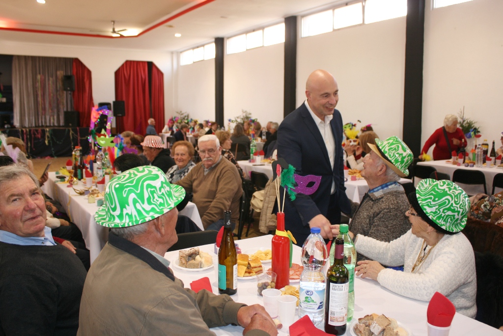 Na Idade das Perguntas e no Entardecer Também há Carnaval