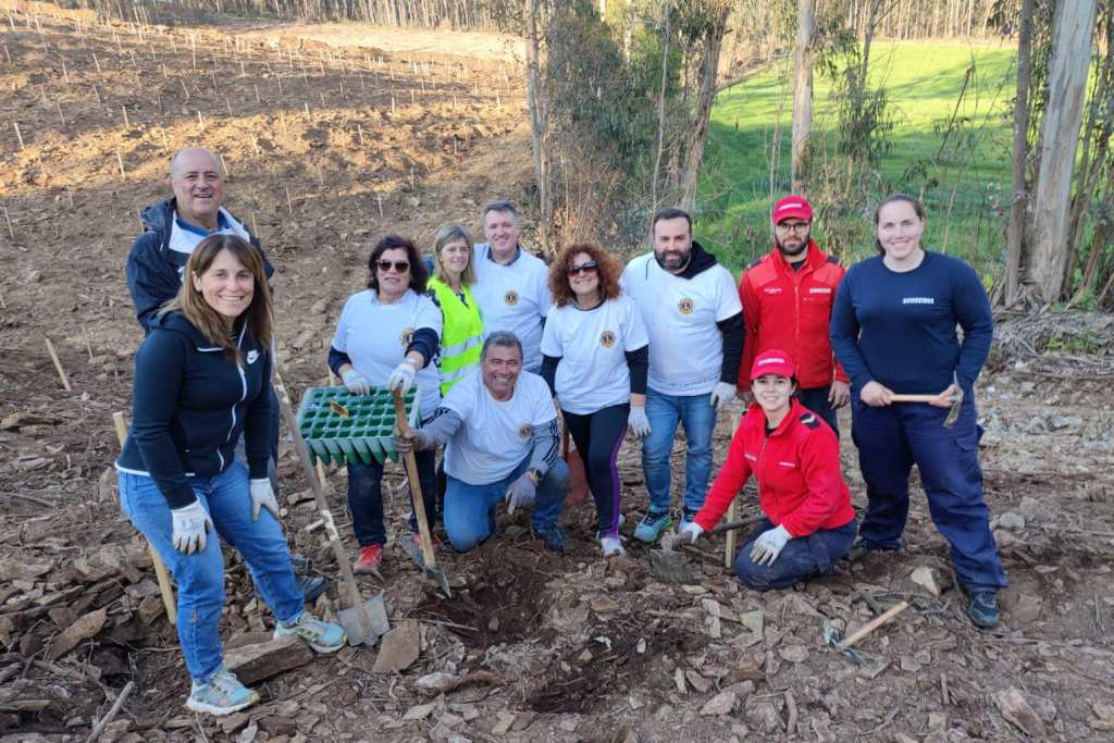 Voluntários Plantam um FUTURO Bosque em Rates