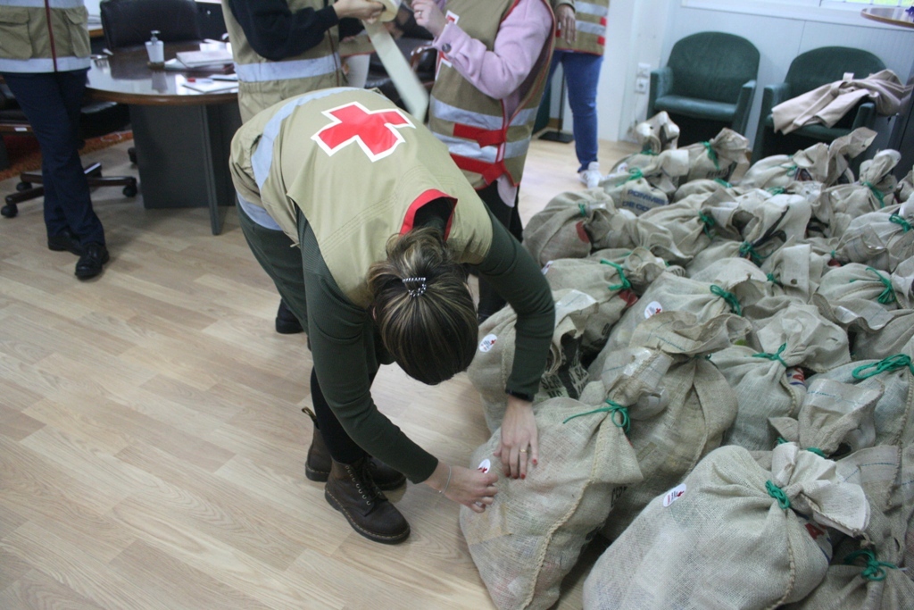 Cabazes da Cruz Vermelha Ajudam Famílias Vulneráveis