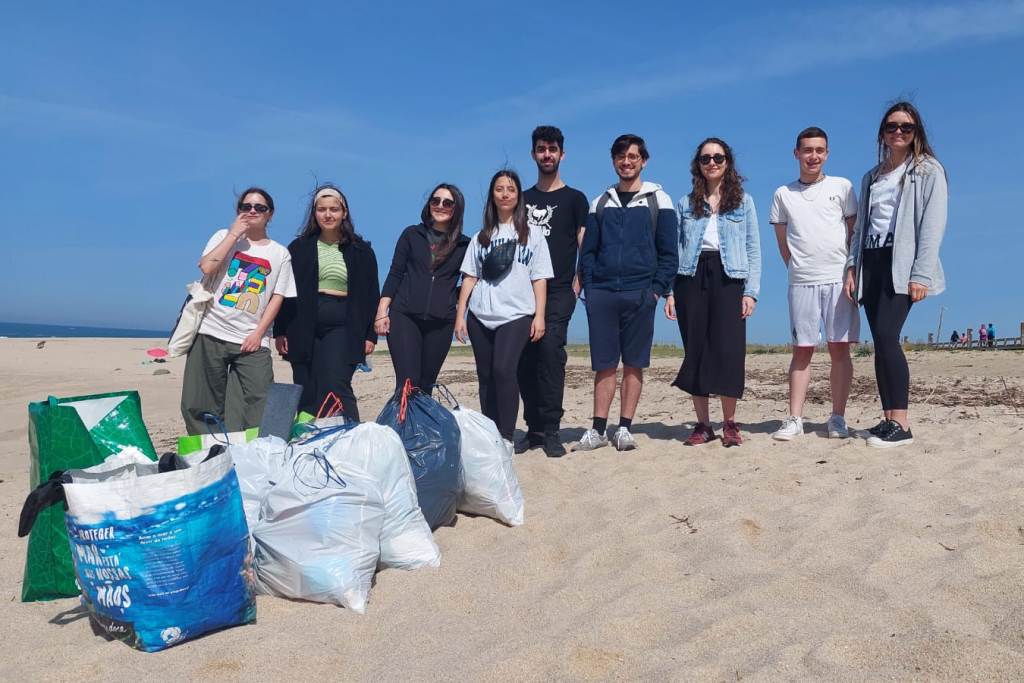 Socialistas Aver-o-Mar e a Limpar a Praia