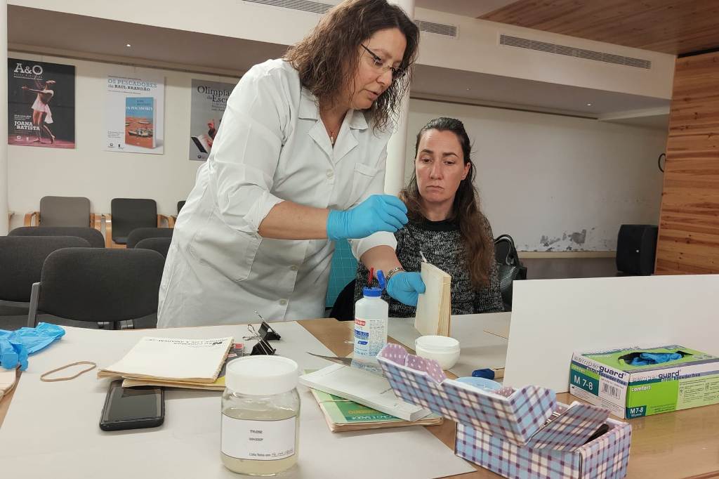 Constança Ensinou na Biblioteca a Cuidar de Livros