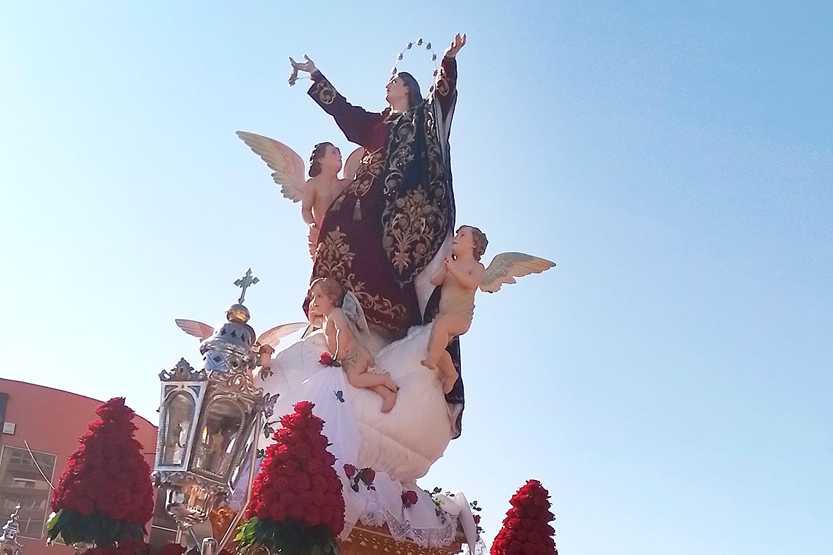 Senhora d’Assunção Chamou uma Multidão