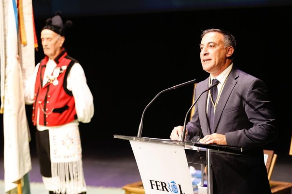 Título de Alcalde Honorário do Ferrol Entregue a Vítor Costa