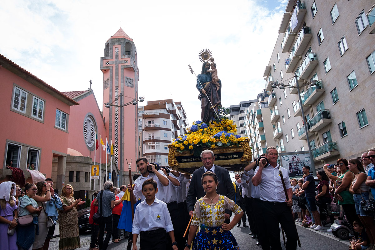 As Ruas Encheram para Celebrar o pai José