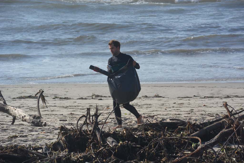 Atletas do Clube Naval Realizam Acção de Limpeza da Praia