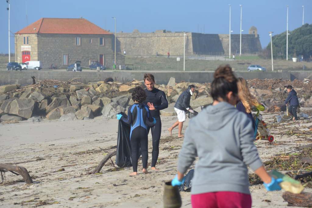 Atletas do Clube Naval Realizam Acção de Limpeza da Praia