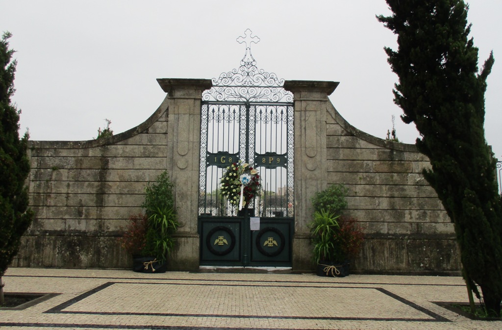 Portas dos Cemitérios decoradas com Flores