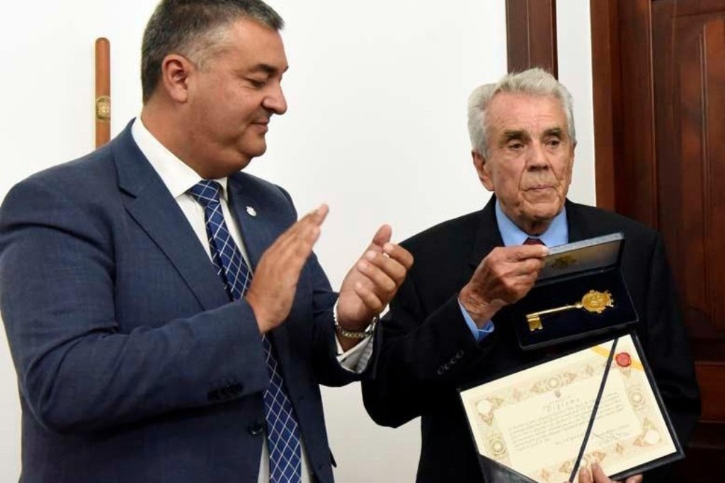 Comendador Batista Sequeira Vieira distinguido com chave de ouro