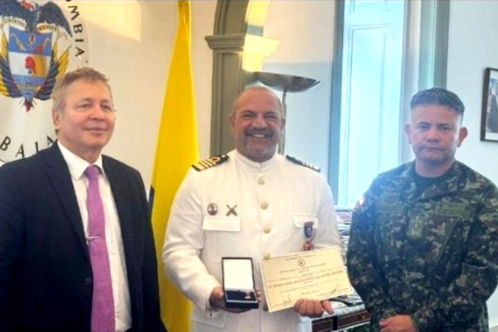 Embaixada da Colômbia Distingue Oficial de Marinha Poveiro