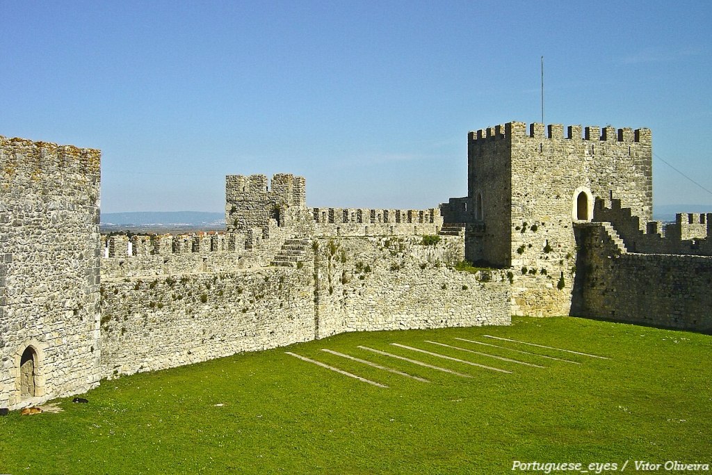 O único castelo de muralha redonda em Portugal