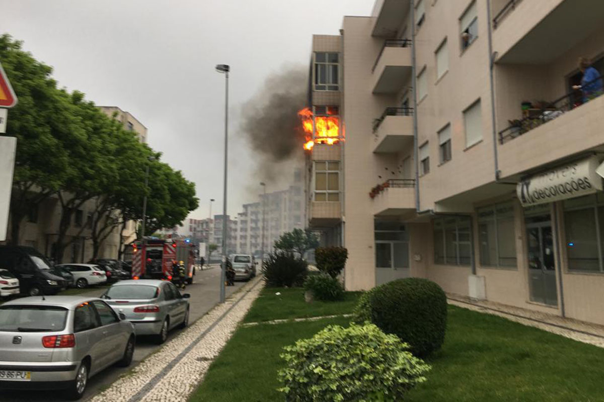 Apartamento Destruído por Incêndio e Quatro Pessoas Hospitalizadas