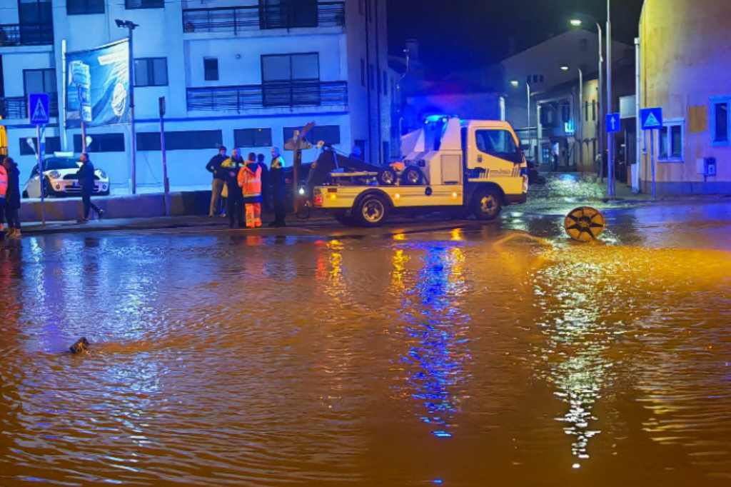 Mau tempo corta nacional 13 em Aver-o-Mar junto à casa dos frangos