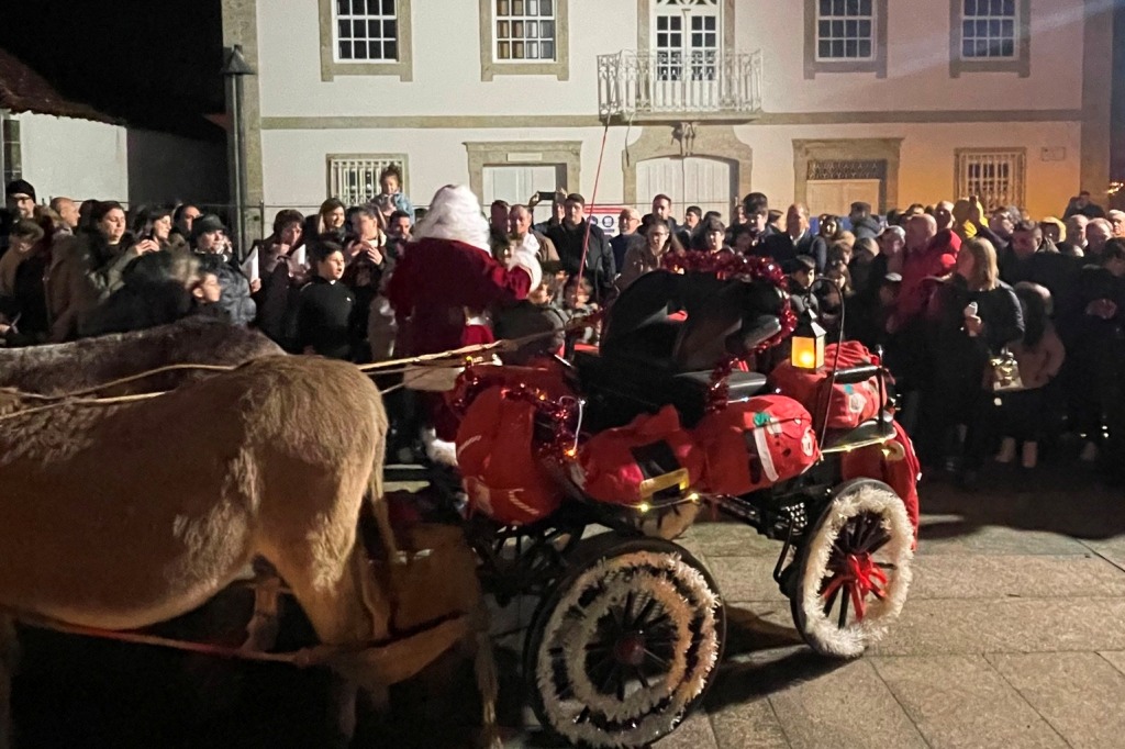 Pai Natal Abriu a Época Festiva na Vila de Rates