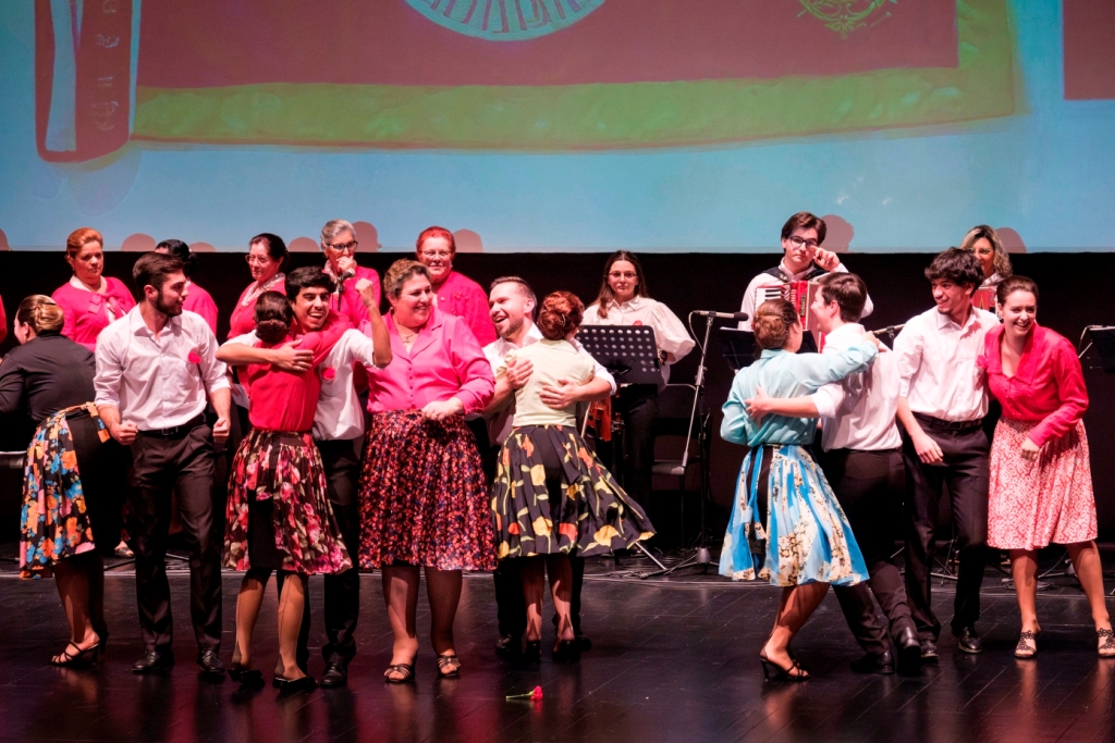 A cultura aperfeiçoou a Tradição no Aniversário da ACR da Matriz