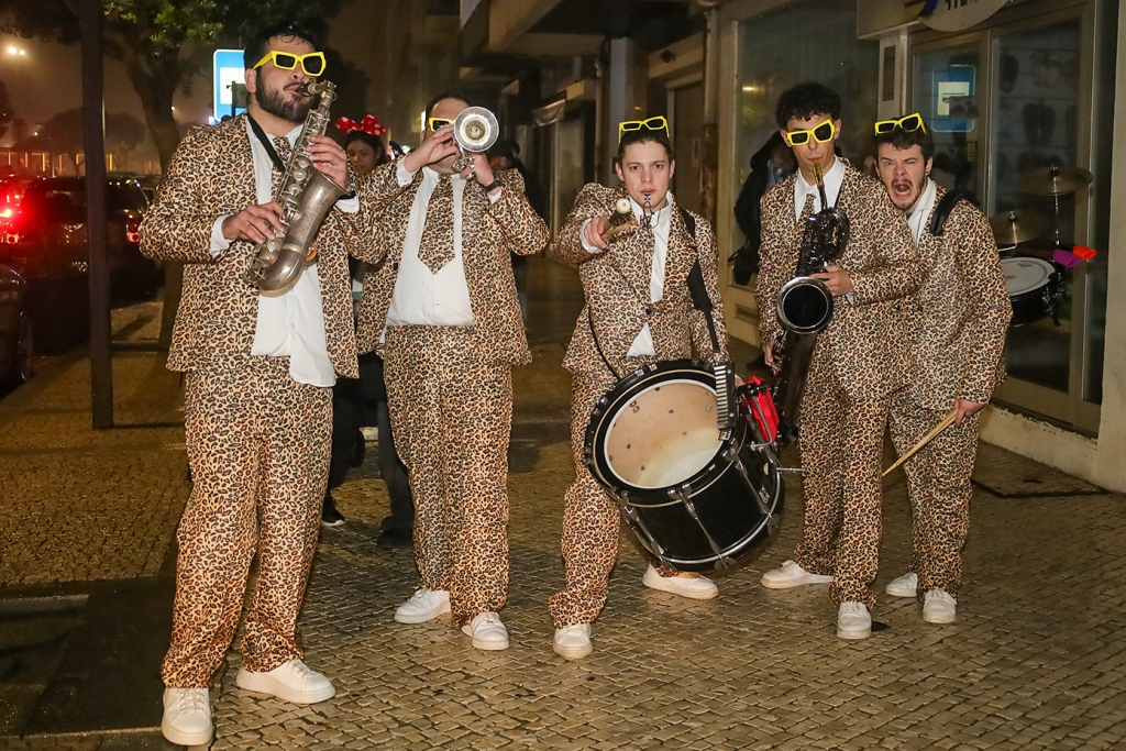 Chuva Mascarada de bom Tempo para Ninguém Levar a Mal