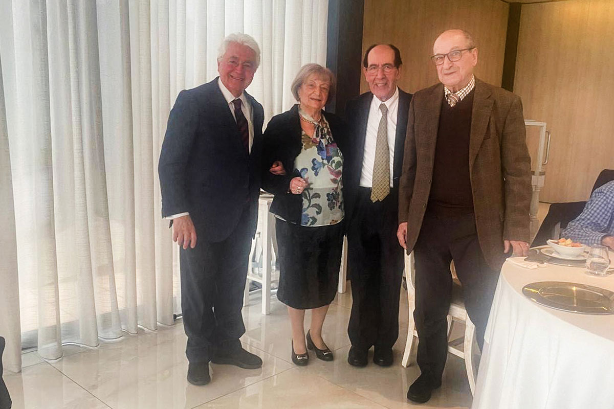 Celebrar de Parabéns a Admirável Professora