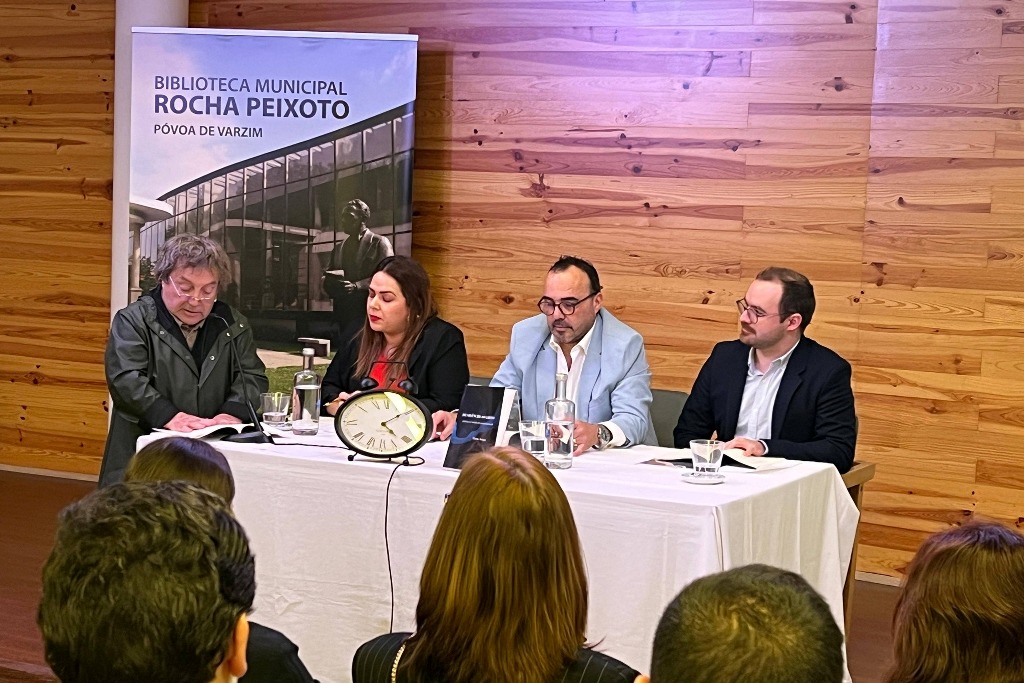 “Do silêncio ao grito: palavras e o sentido do poema desfasado"