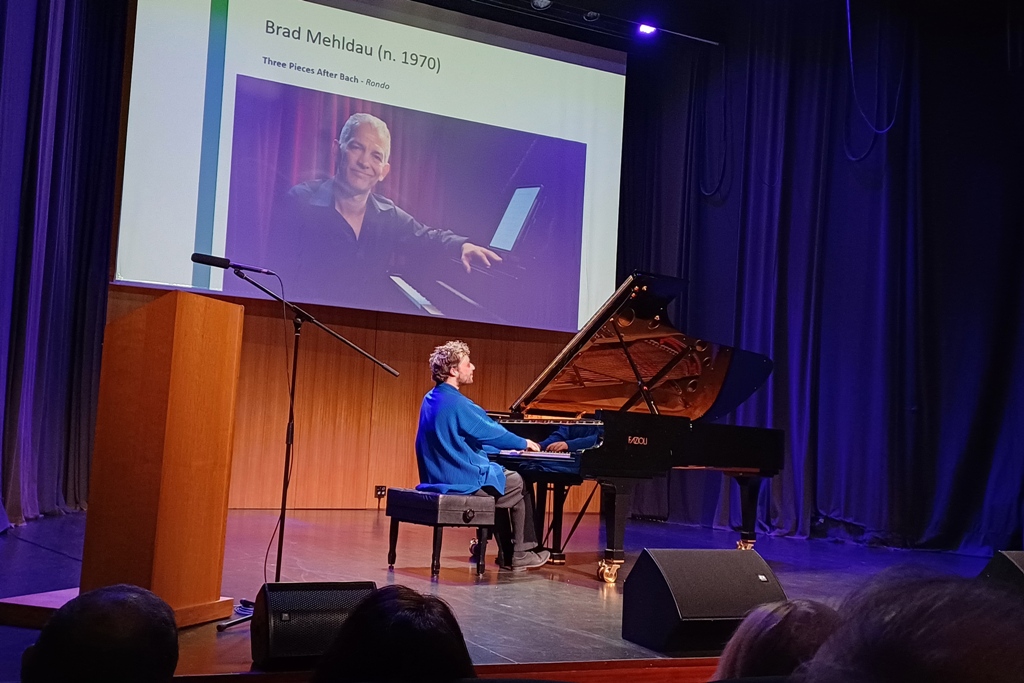 Um Piano Transcendente Liberta as mãos do Espelho