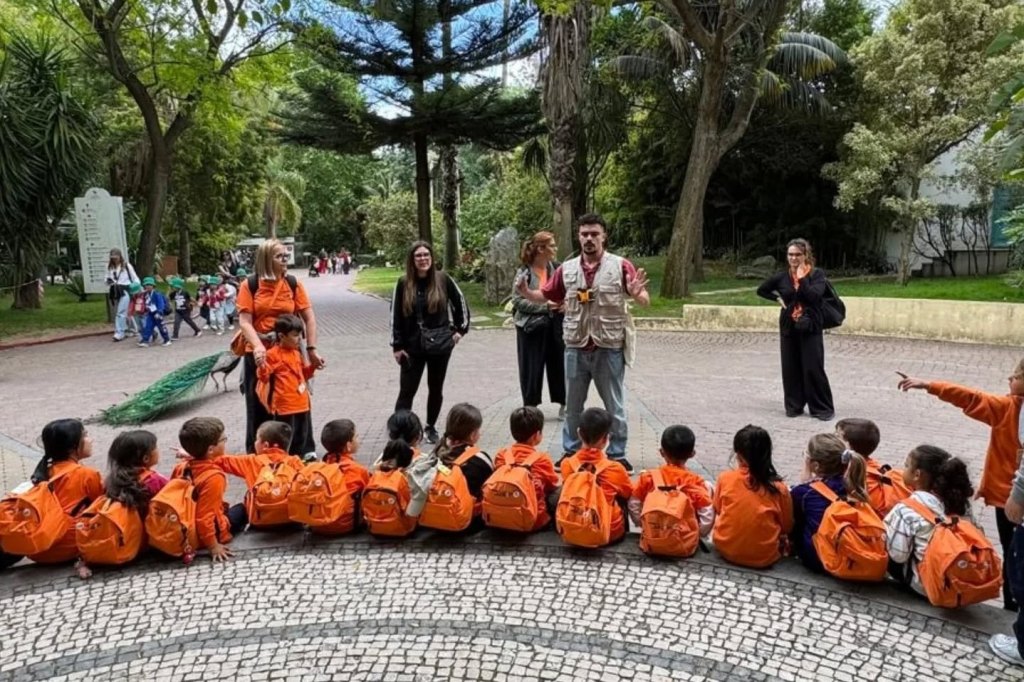 Grande Colégio Levou Crianças ao Jardim Zoológico