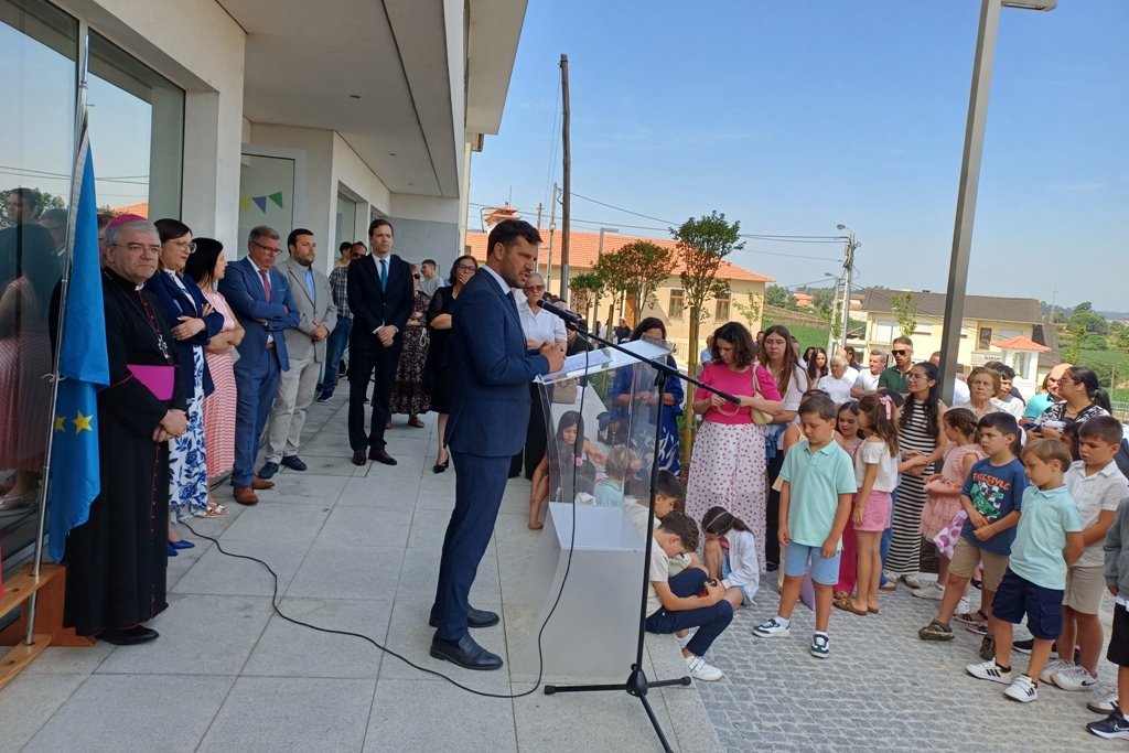 Santa Cruz Recordada e novo Adro a Embelezar Igreja de Balasar