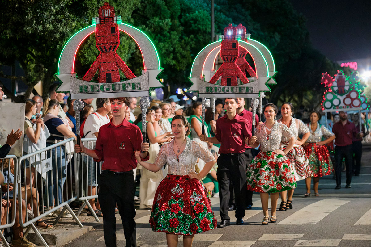 Luminoso foi para a Multidão o Desfile das Rusgas