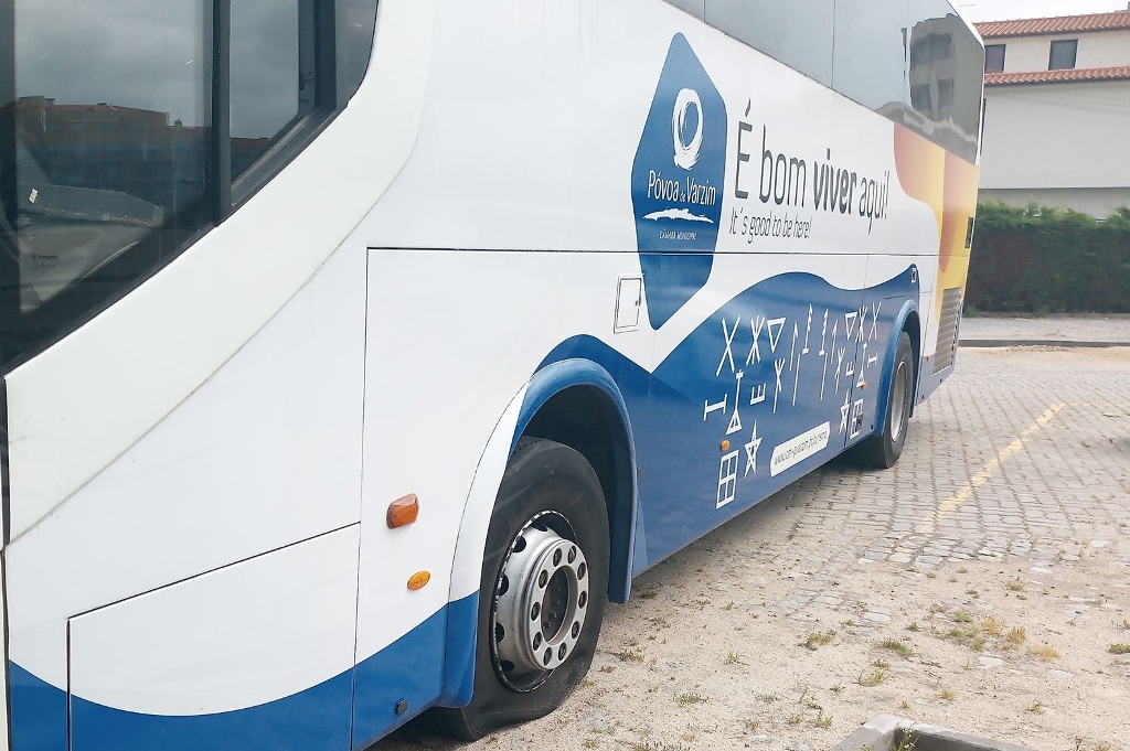 Vandalizados Autocarros de Transporte Escolar do Município