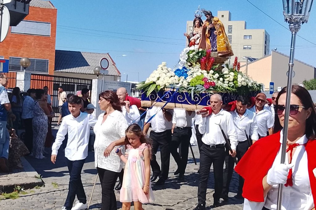 Giesteira Saiu à Rua para Ver passar a Senhora de Belém