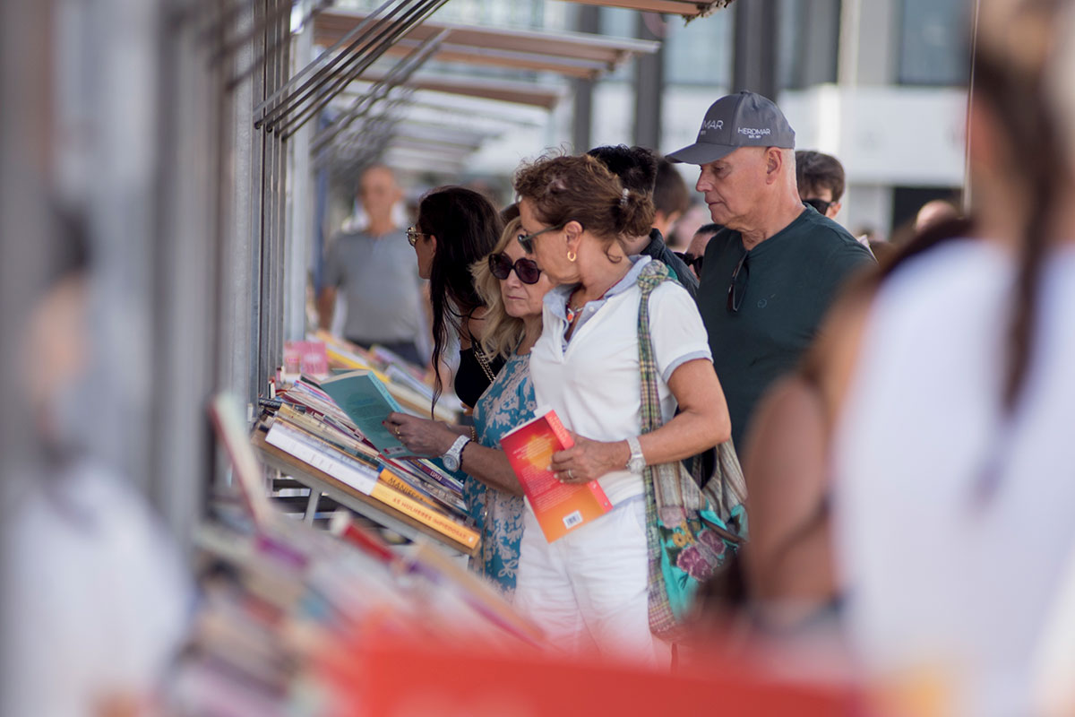 Os Livros na Feira a Semear Leituras pelo Largo do Passeio Alegre