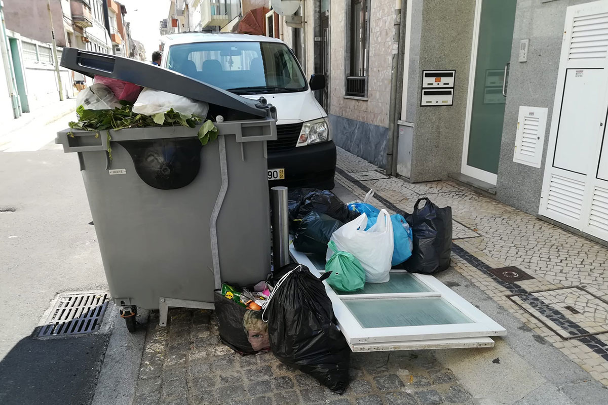 O Lixo que não Querem em Casa Dão a Cheirar aos Outros