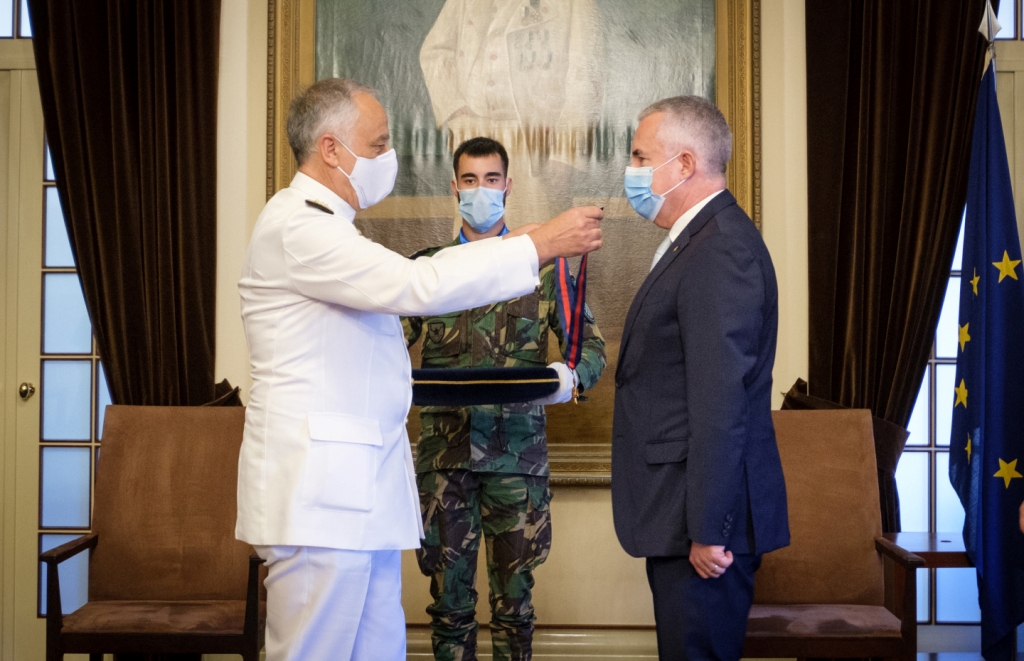 Medalha da Cruz de S. Jorge Entregue a Aires Pereira