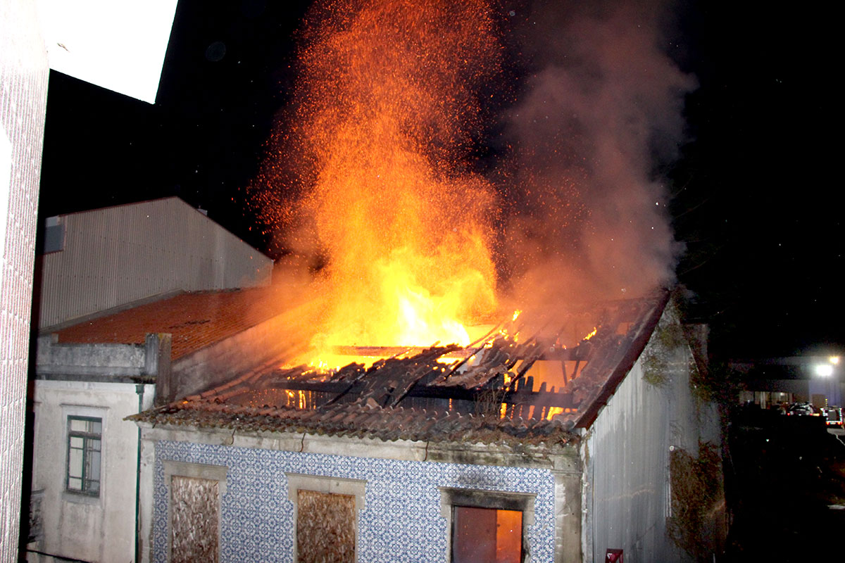 Incêndio em Casa Devoluta Provoca uma Vitima Mortal