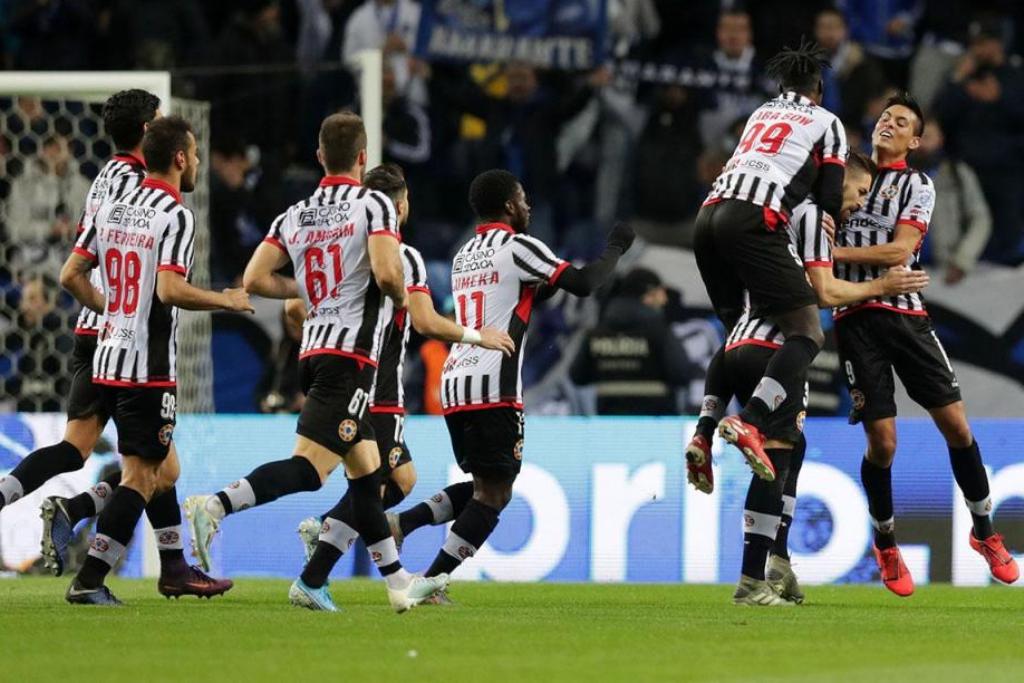 Só o Futebol Profissional Joga No Fim-de-semana