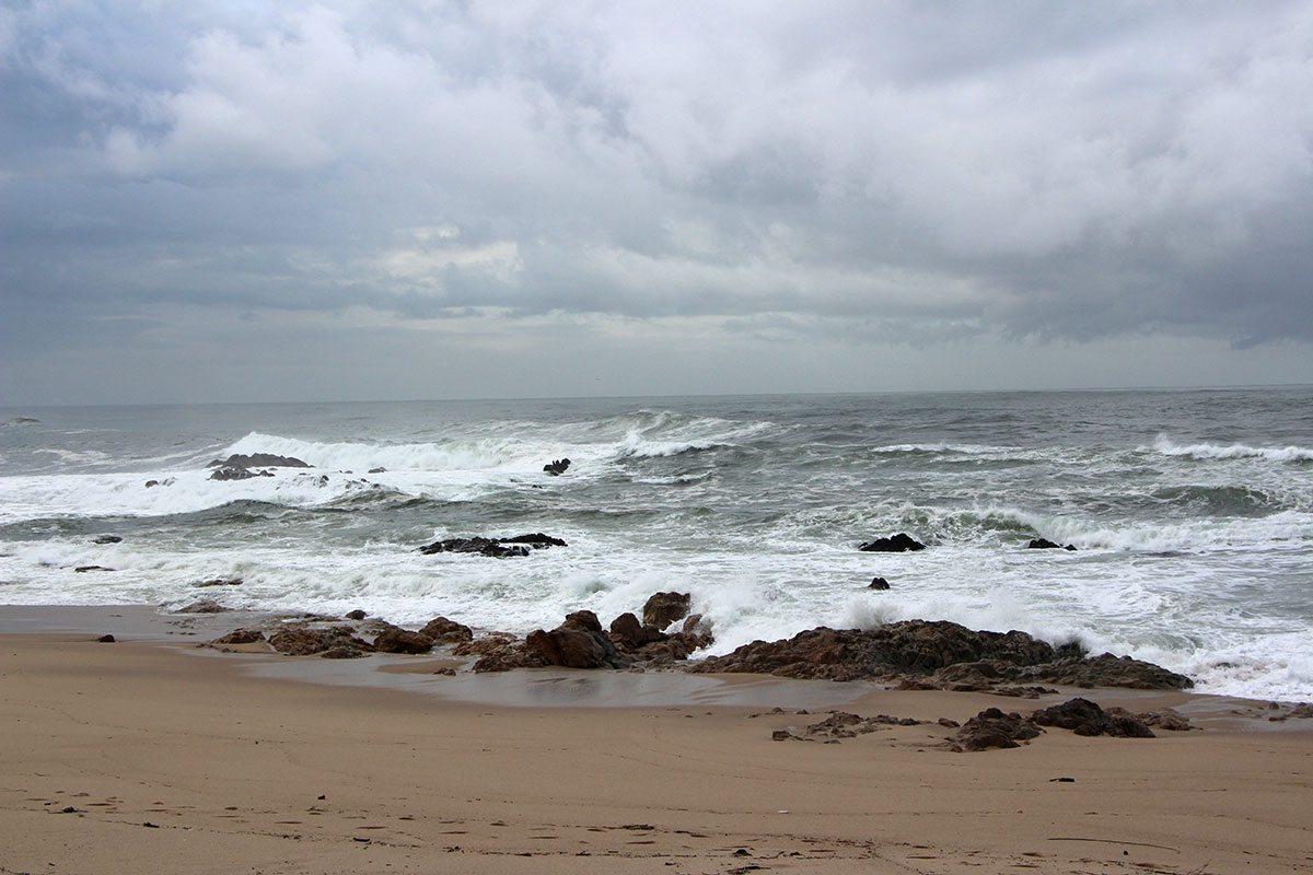 O Tempo Regressa com Chuva e Mar Enrugado