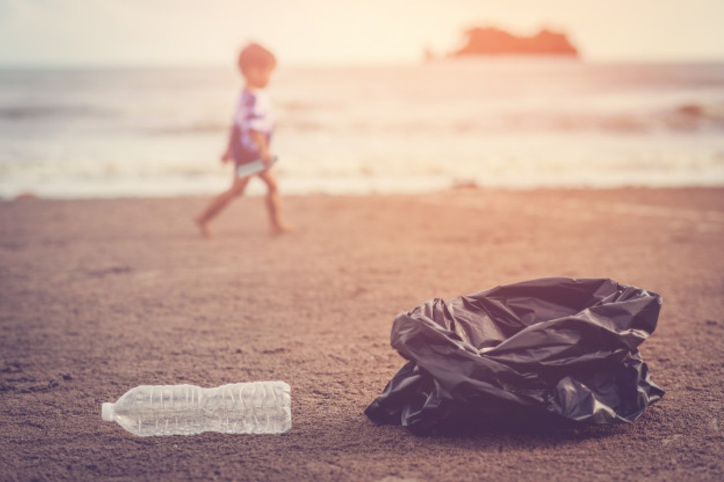 Escola dos Serviços realiza limpeza de praia da Antiga Carreira do Tiro